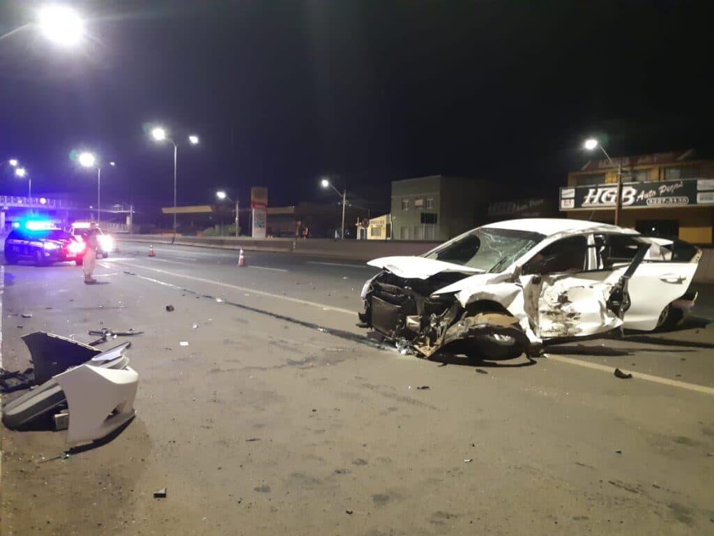 Rapaz fica em estado grave após bater em caminhão parado na ‘Souza Naves’