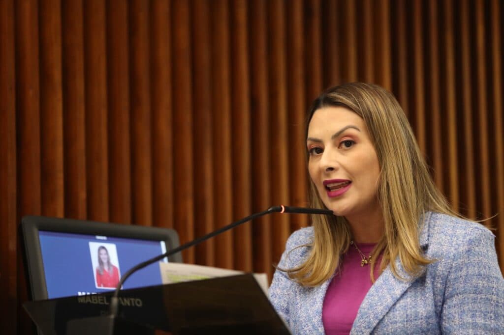 Lei de Mabel regulamenta o atendimento à pessoa deficiente auditiva nos órgãos públicos do PR