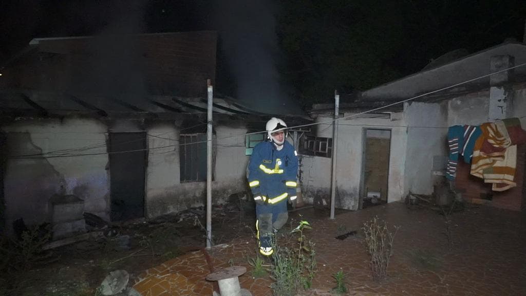 Casa à venda é incendiada em bairro de Ponta Grossa