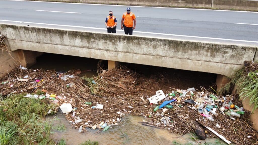 Prefeitura de PG retira 10 toneladas de resíduos em arroios após temporais