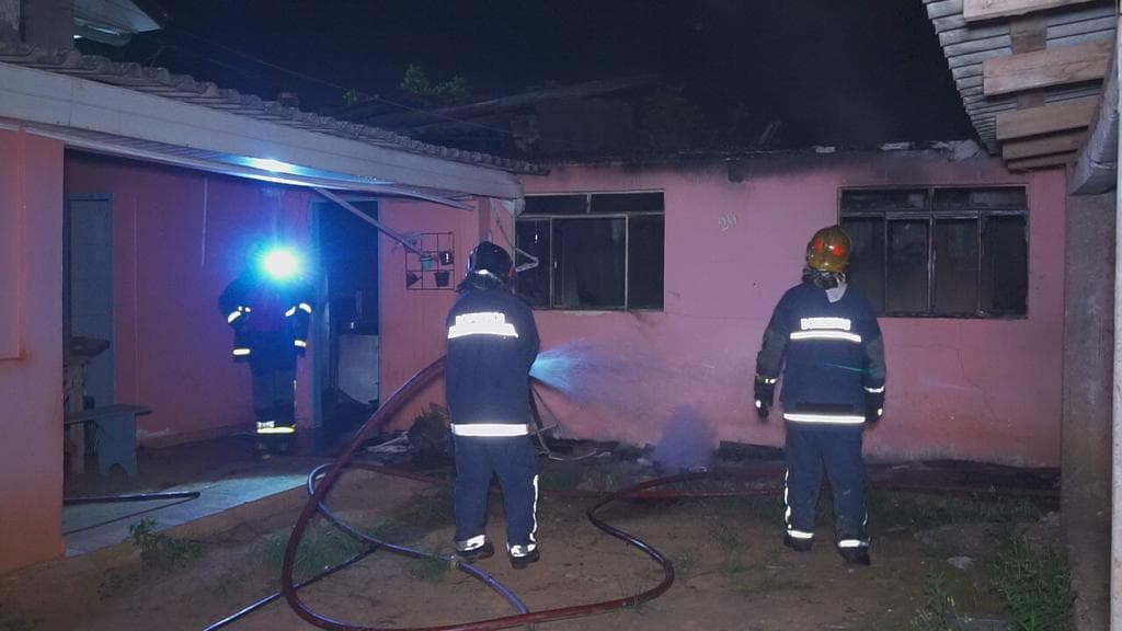 Casa pega fogo em bairro de PG