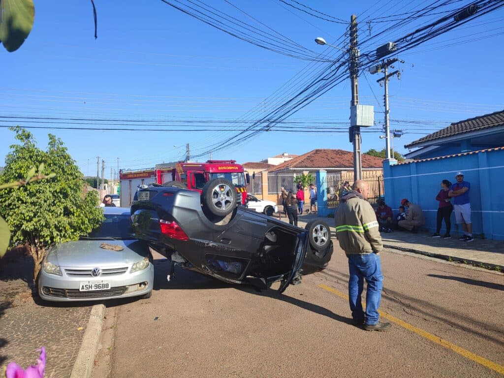 AO VIVO: Capotamento no bairro Rio Verde em Uvaranas