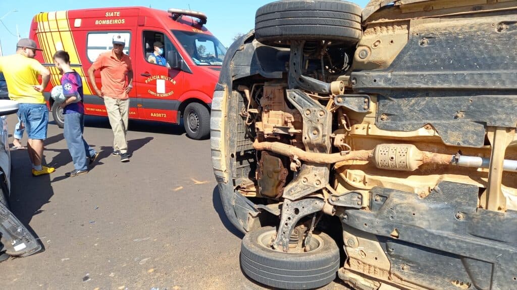 Carro fica de lado após colisão e deixa vítima em PG