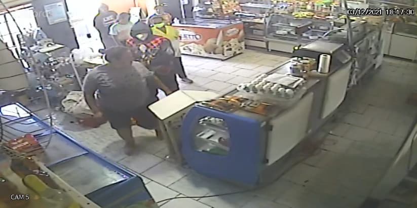 Após assaltar padaria, bandidos são presos em PG; câmera de segurança registra