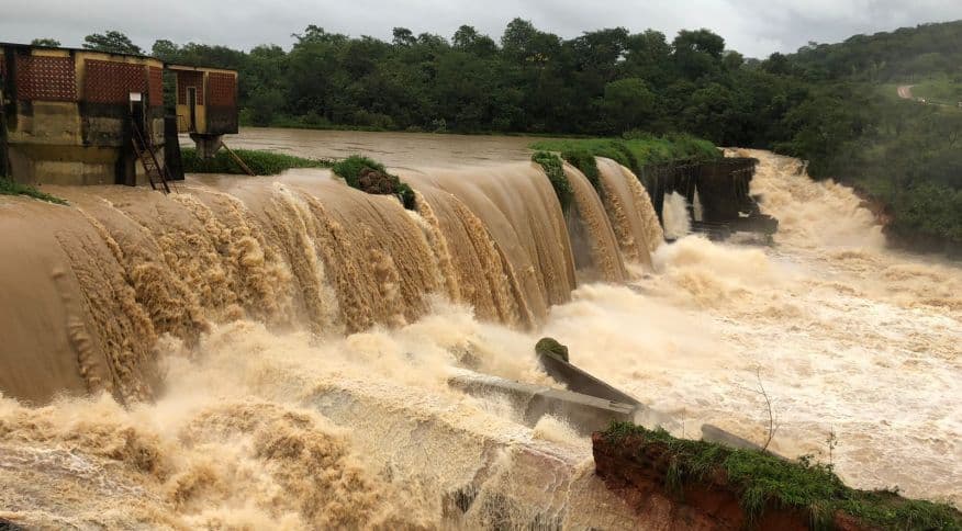 Moradores deixam suas casas após risco de barragem romper em Minas Gerais