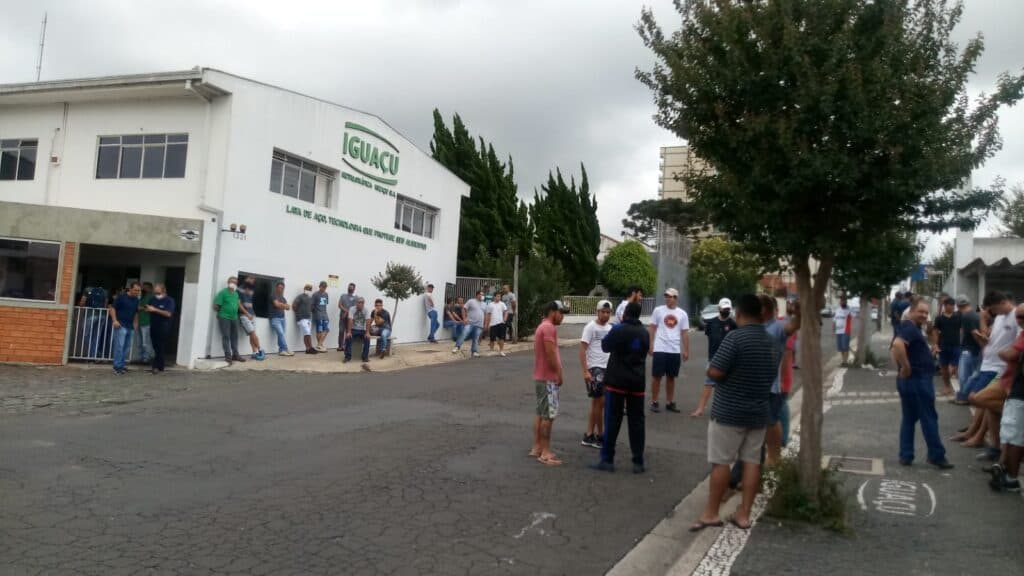 Com salários atrasados, trabalhadores ameaçam invadir empresa em PG