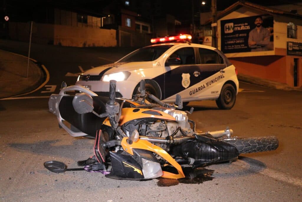 Acidente em rotatória deixa mulher ferida em PG