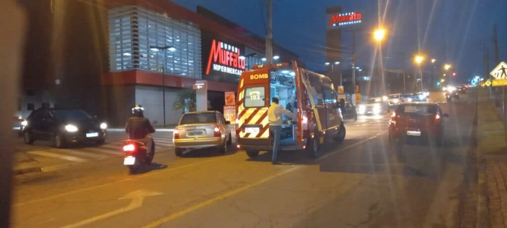 Carro bate contra ciclista ao sair de mercado em PG