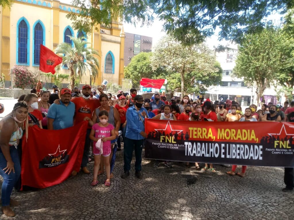 Famílias marcham até a Prefeitura para exigir moradias em PG
