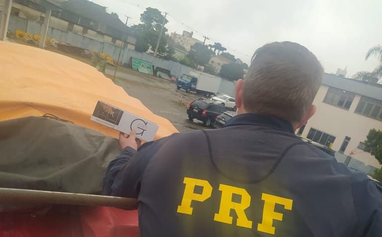 PRF apreende carga de cigarros contrabandeados em PG