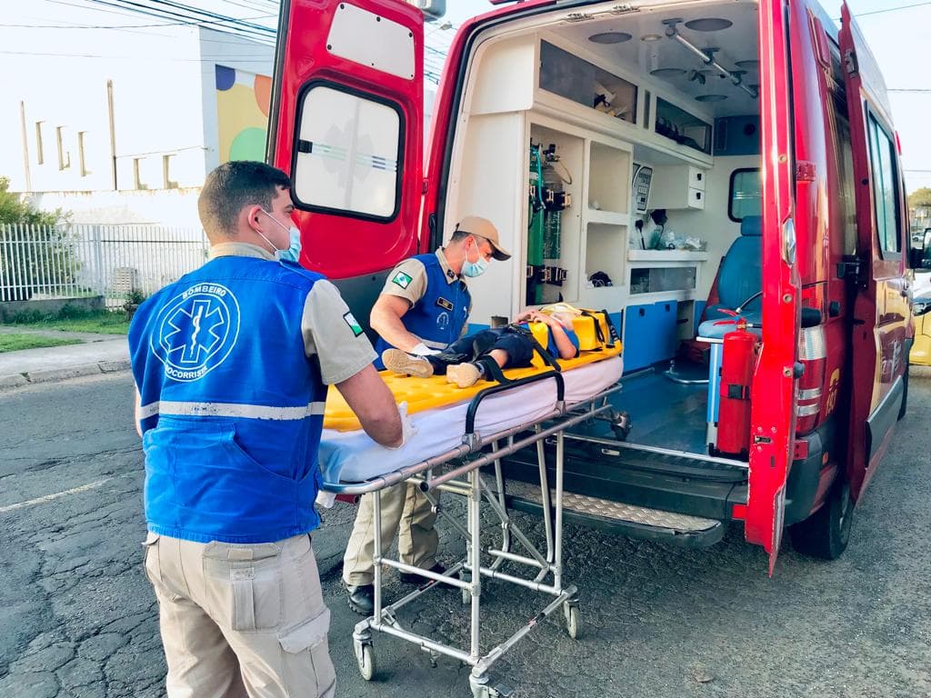 Criança de 4 anos solta mão da tia ao atravessar rua e é atropelada em PG