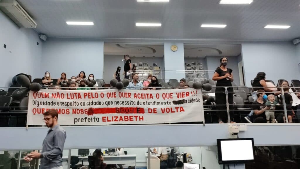 Pais protestam por melhorias no atendimento de saúde em PG