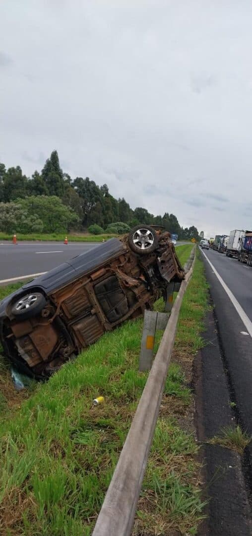 Carro capota várias vezes e família escapa quase ilesa de acidente
