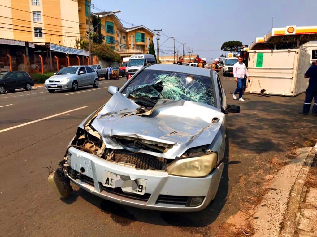Caminhão tomba após grave colisão com carro em Ponta Grossa
