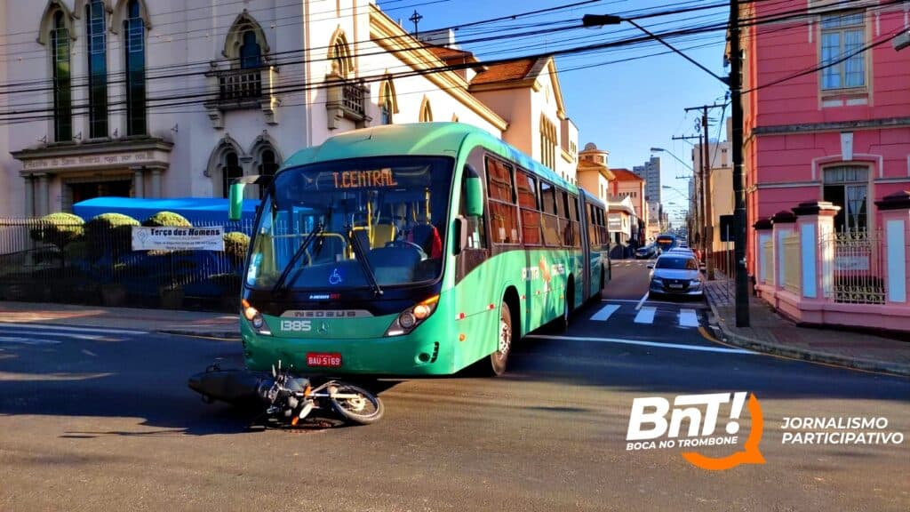 Acidente com ônibus deixa motociclista ferida no centro de PG