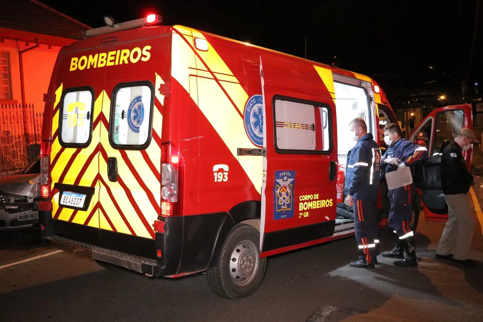 Jovem embriagado causa colisão e dorme após acidente