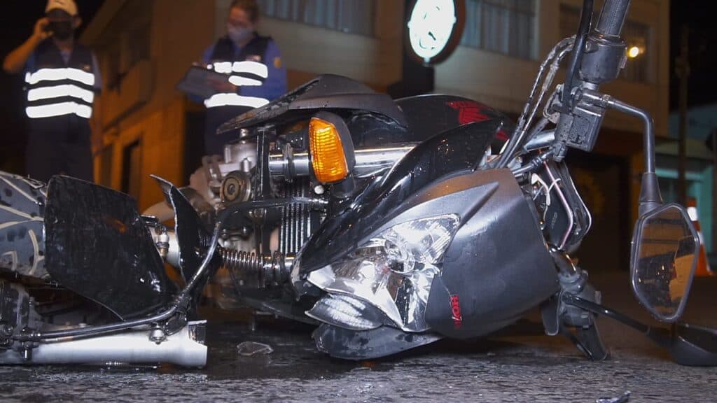 Motociclista fica ferido após motorista avançar a preferencial