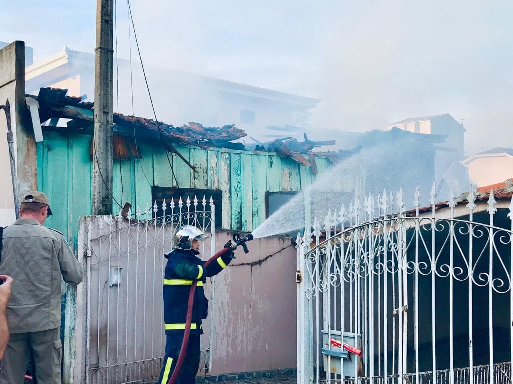 Casa é tomada pelo fogo e Corpo de Bombeiros é acionado em PG