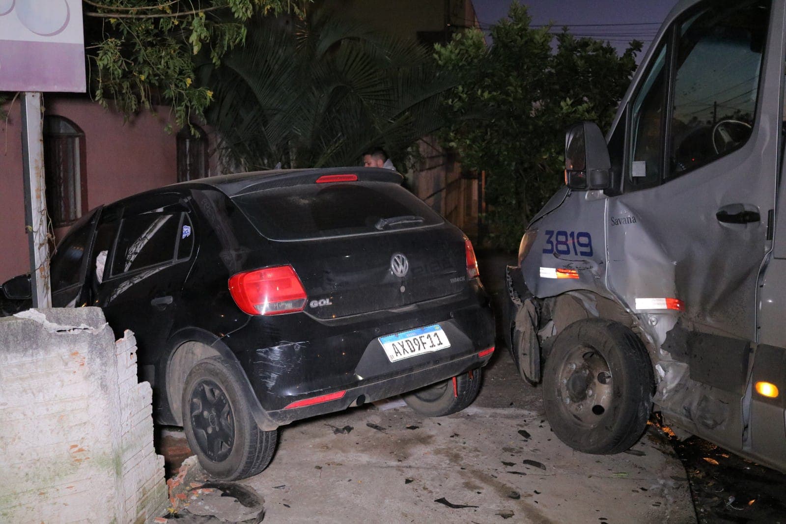 Motorista invade residência após colisão em PG