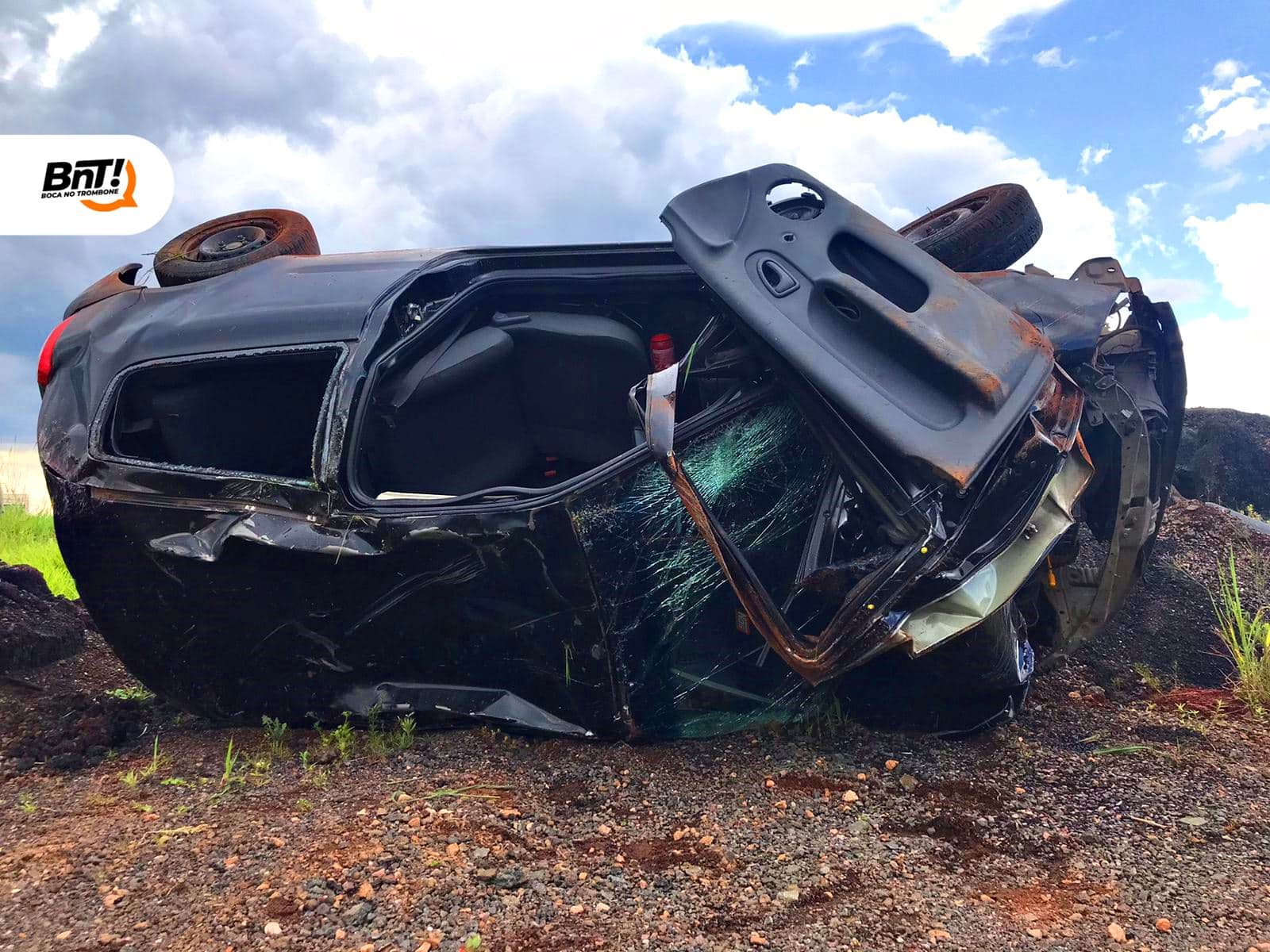 Motorista é ejetado após capotar carro em Ponta Grossa