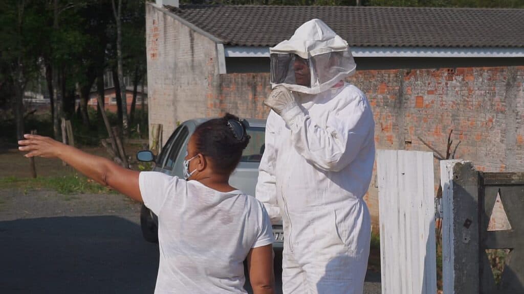 Idoso é atacado por abelhas e necessita de socorro