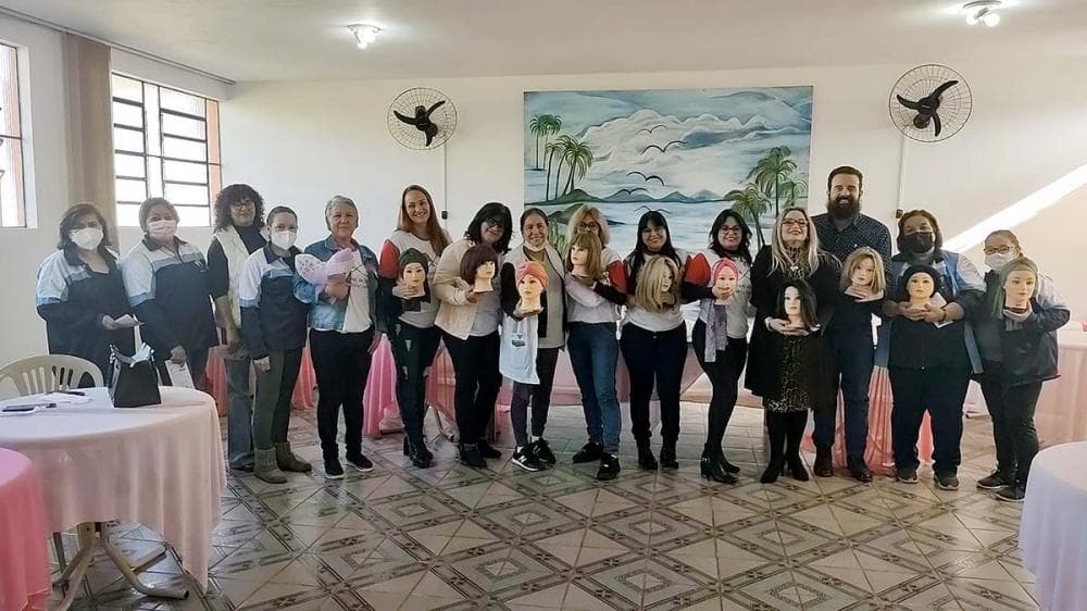 Sol Doando Amor entrega prótese de cabelo para pacientes em tratamento contra o câncer