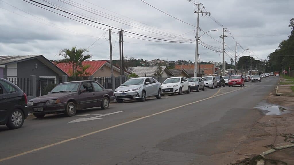 Doses atrasam e idosos ficam debaixo de chuva em PG