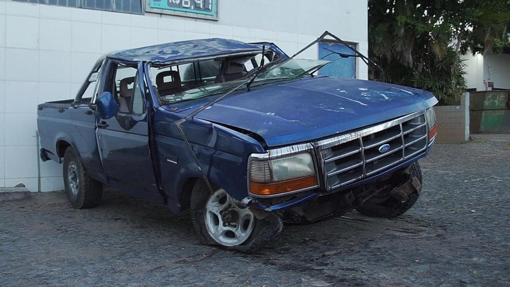 Motorista embriagado capota carro e acaba preso em PG