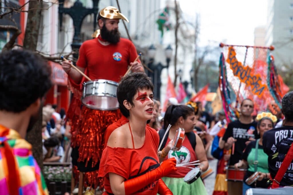 Carnaval ‘esquenta’ para ato com Lula e Requião em Curitiba