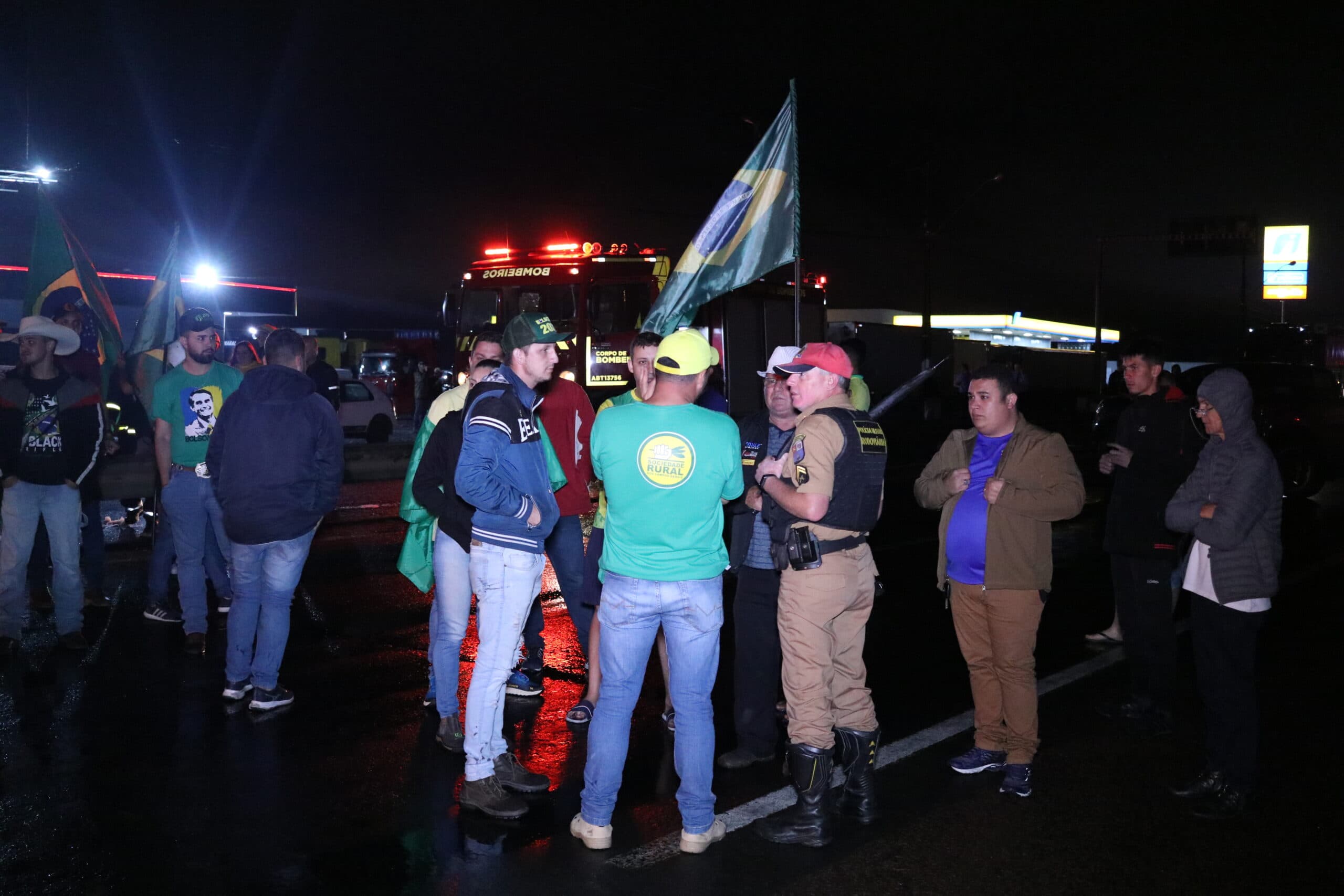 Caminhoneiros bloqueiam rodovia com fogo em PG