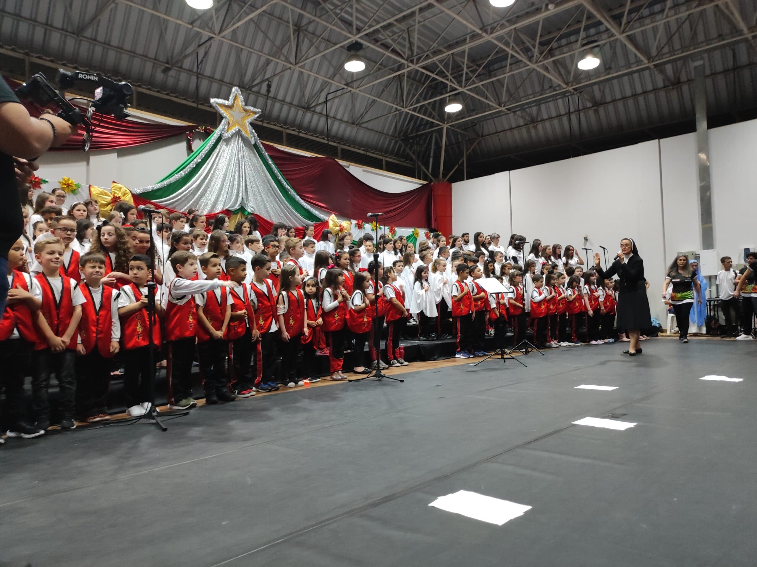 Colégio Sagrada Família realiza Cantata de Natal
