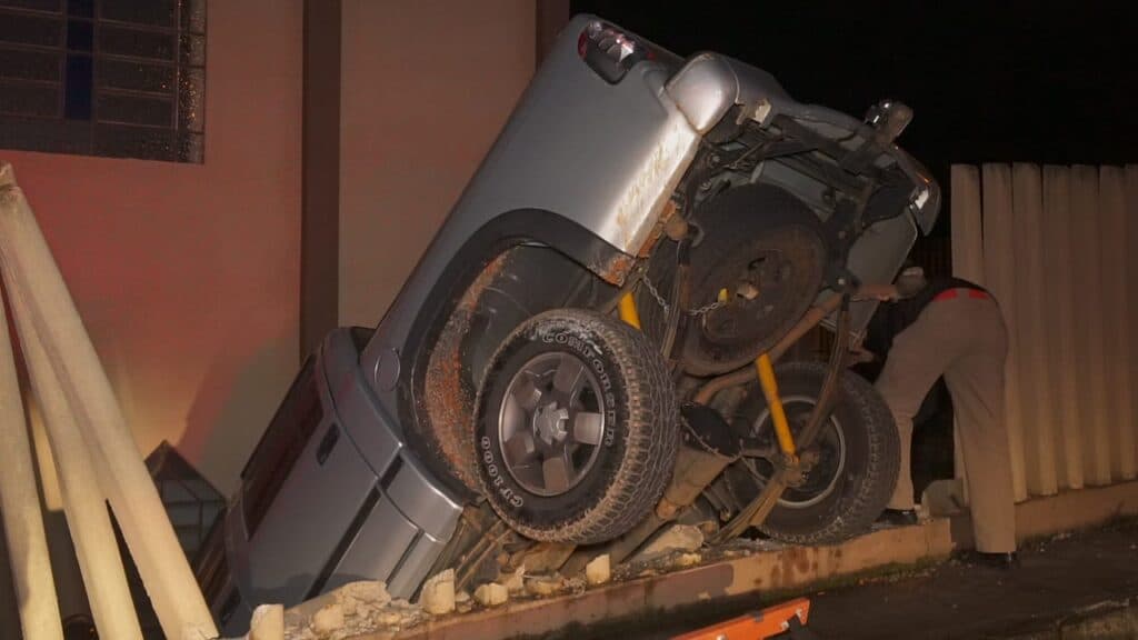 Motorista passa mal e invade igreja em Ponta Grossa