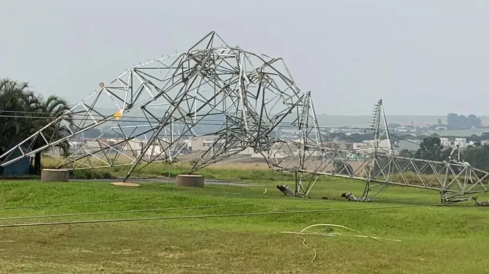 Temporal derruba torre, árvores e destelha casas no Paraná