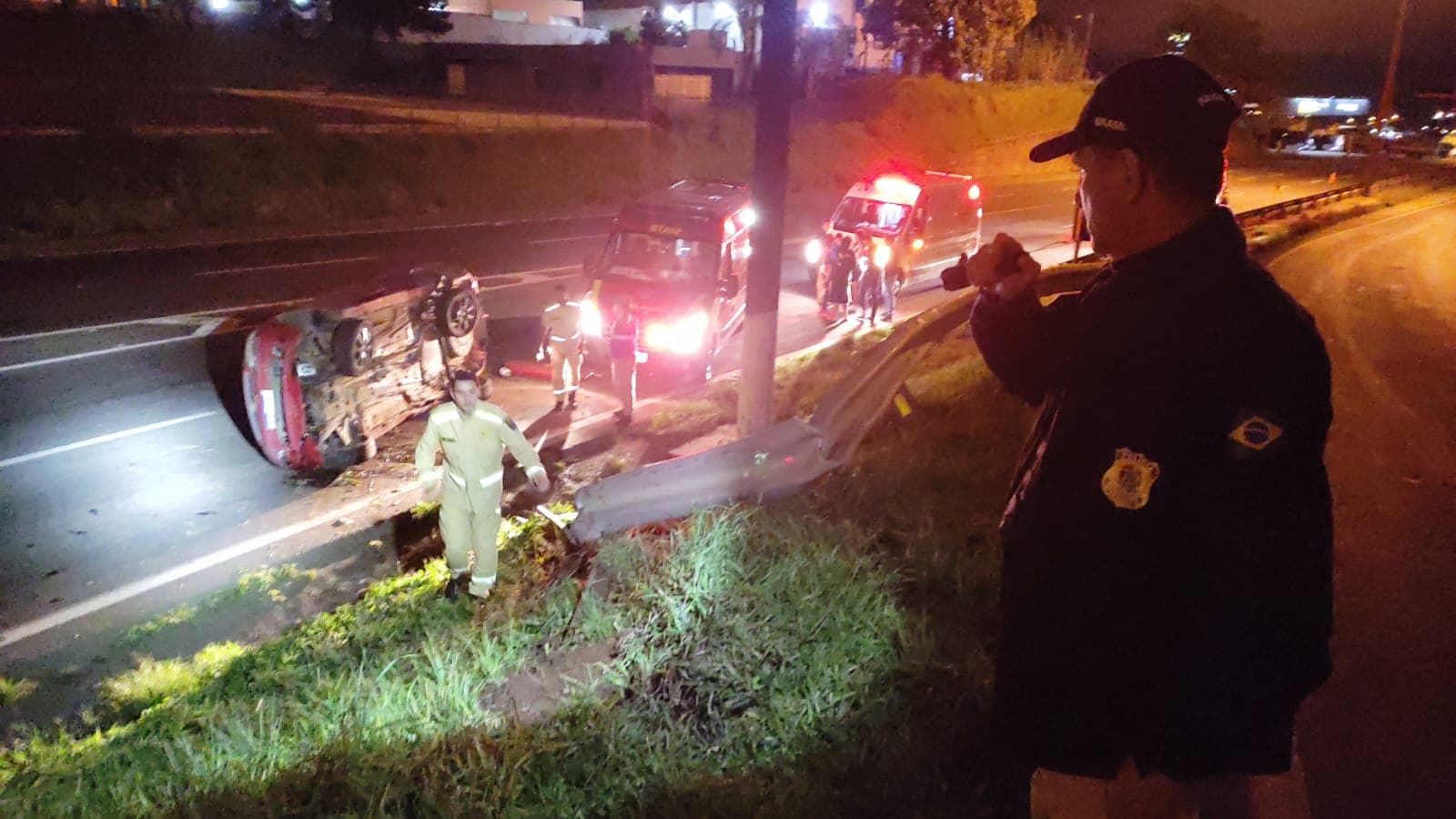 Veículo capota depois de colisão traseira na PR-151