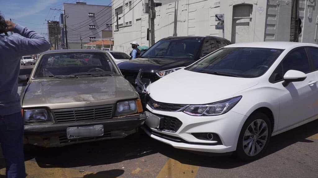 Motorista fura sinal vermelho e provoca acidente grave no Centro de PG
