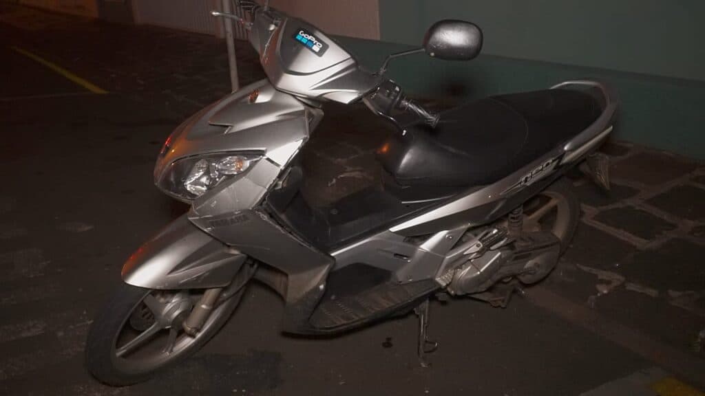 Motoqueiro fura preferencial e colide com Fusca, no centro de PG