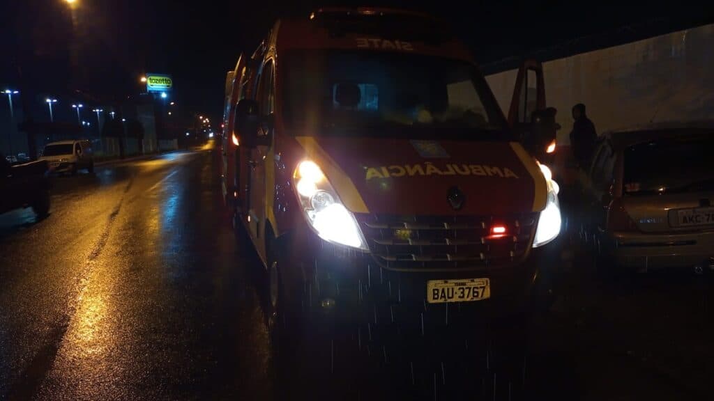 Carro ‘fecha’ moto e causa acidente em PG