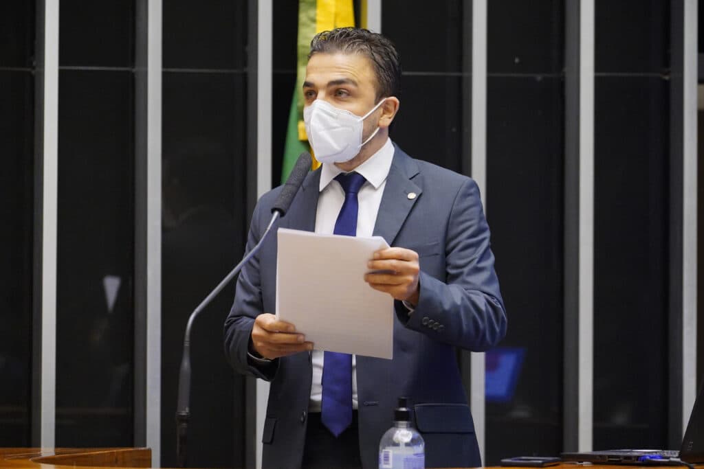 Aliel destaca aprovação de urgência para piso da enfermagem