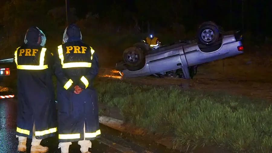 Capotamento na Souza Naves mobiliza equipes da RodoNorte e PRF