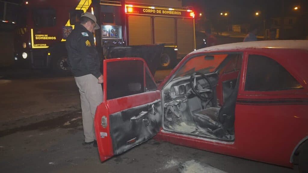 Carro sofre pane elétrica e pega fogo em Ponta Grossa