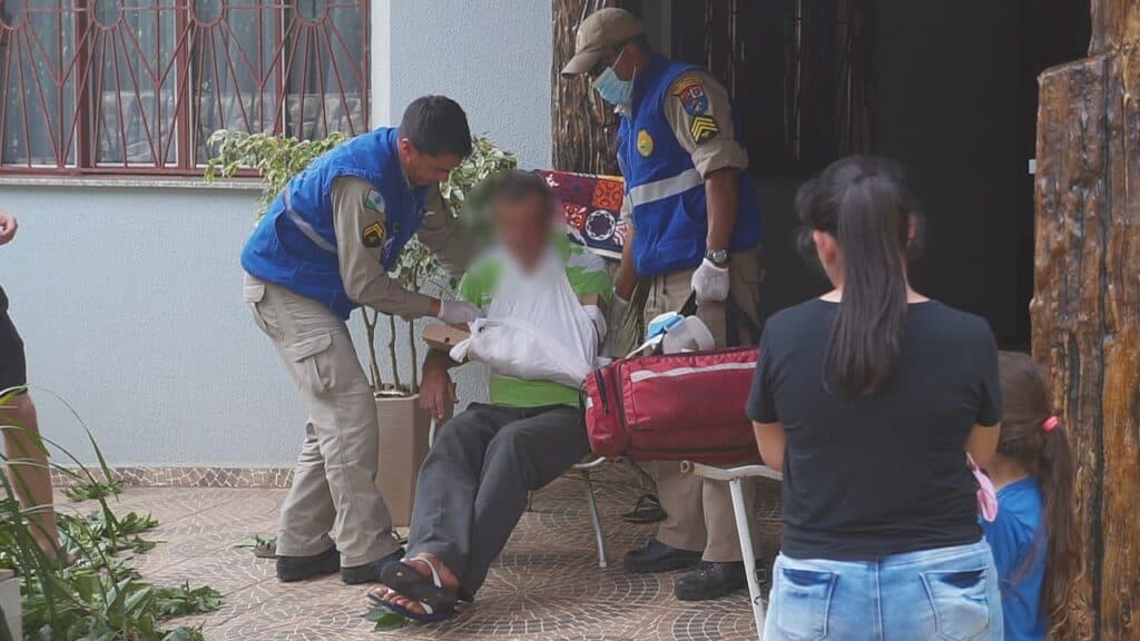 Idoso cai de escada ao cortar árvore de residência em PG