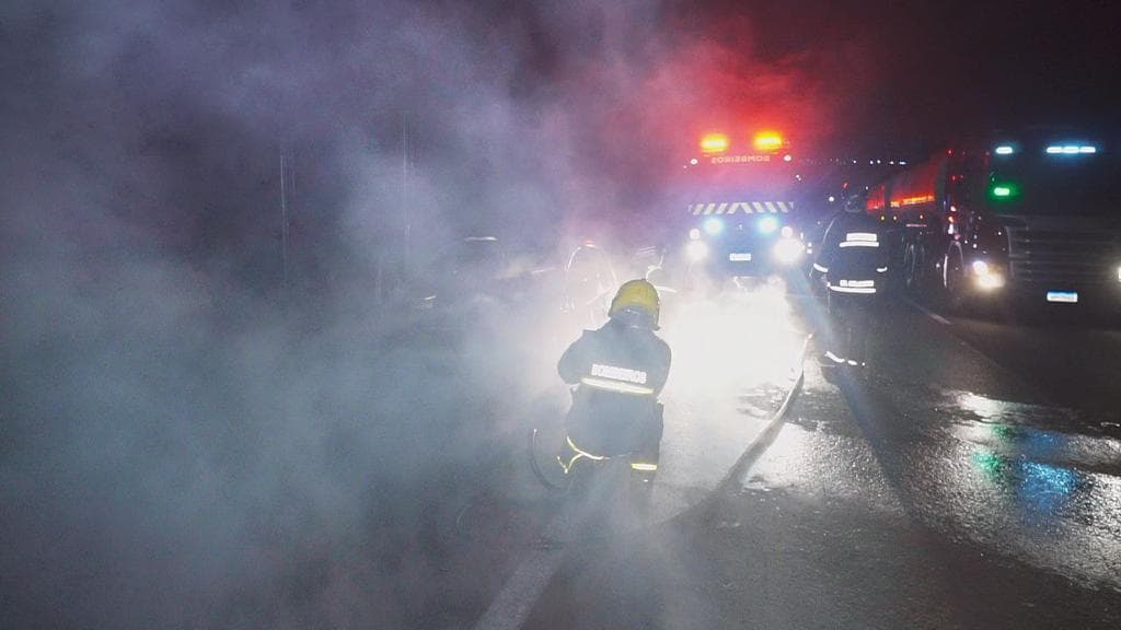 Veículo é incendiado próximo ao Rio Tibagi
