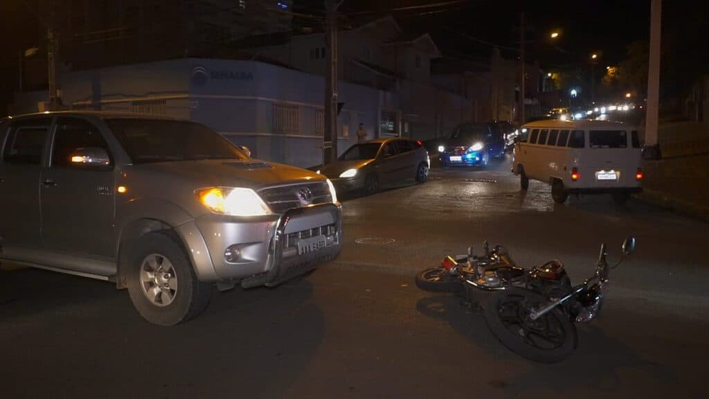 Motoboy fura preferencial e se choca contra caminhonete Hilux