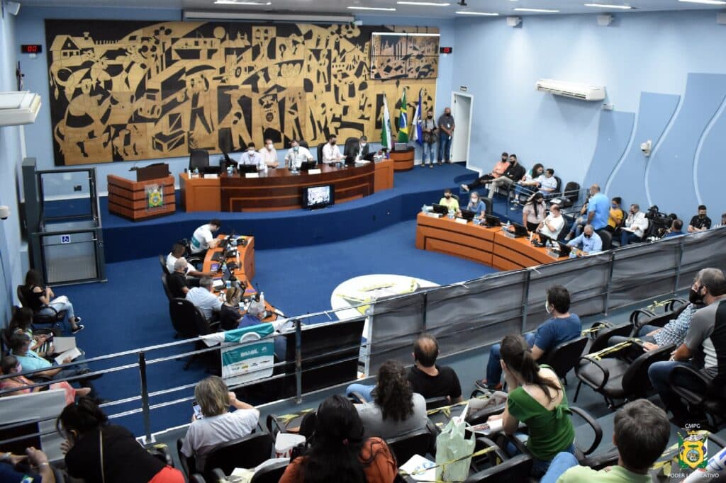 AO VIVO: Contrários ao aumento de IPTU, manifestantes protestam na Câmara de Vereadores