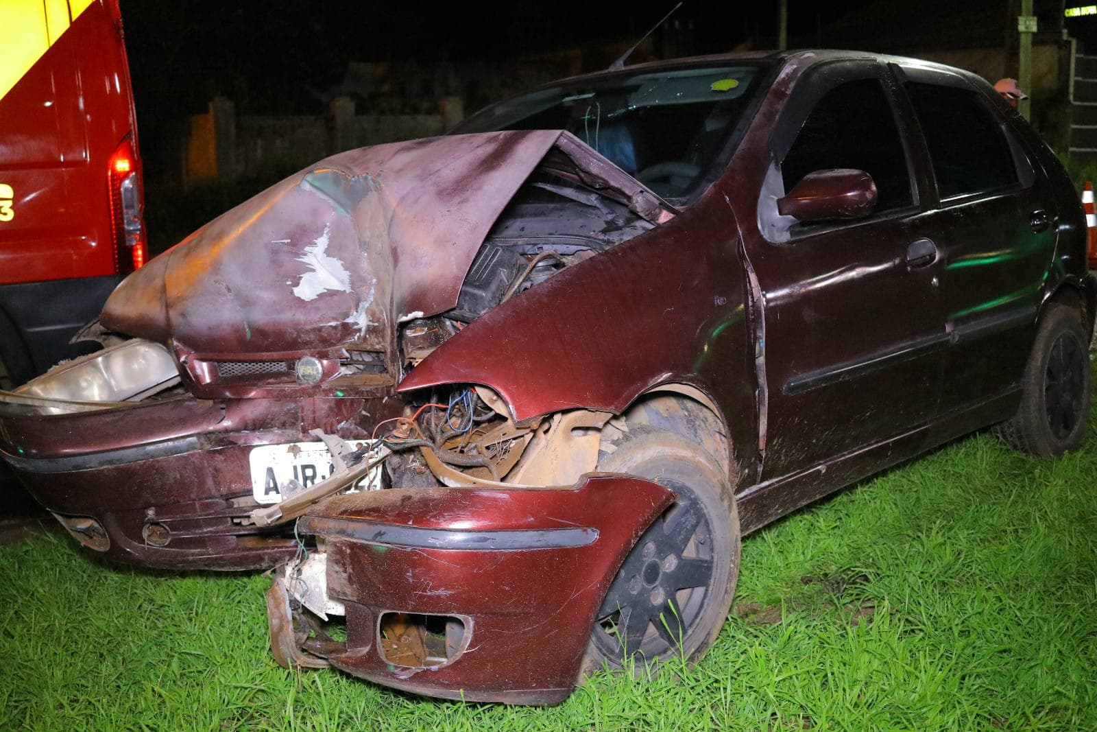 Motorista alega ser fechado no trânsito e bate de frente conta árvore