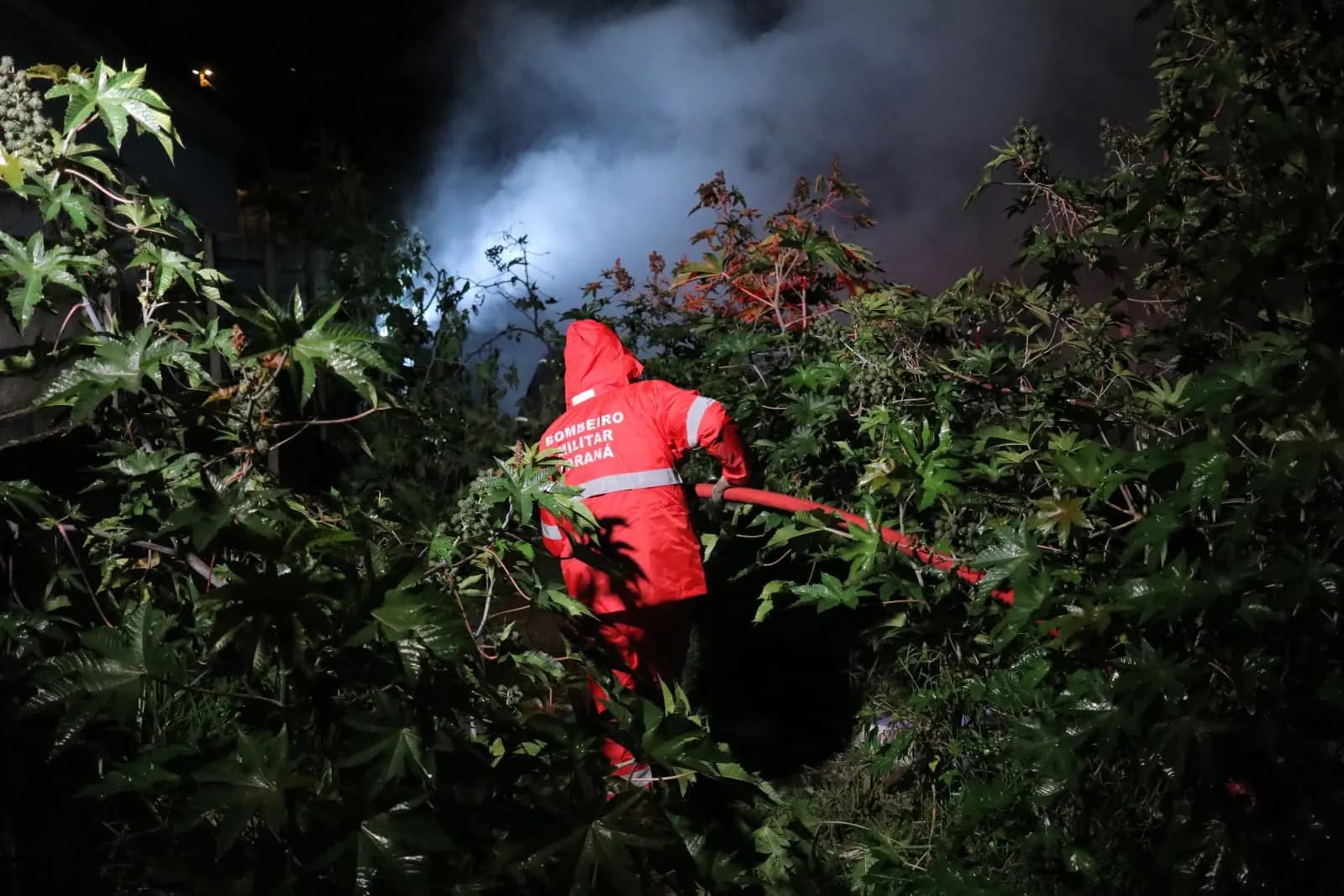 Casa de madeira pega fogo e fica destruída em PG
