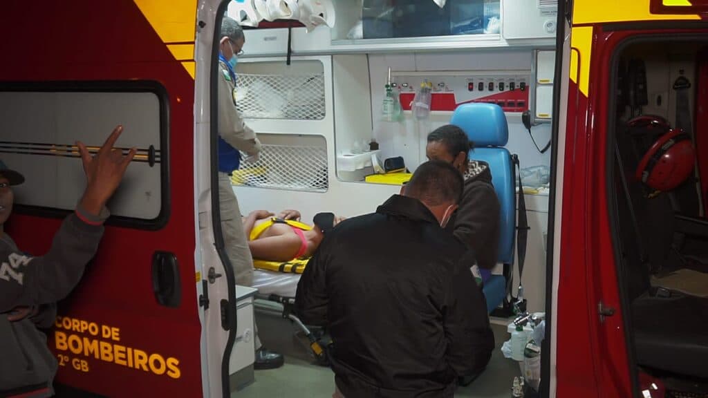 Rapaz cai ao tentar ‘virar mortal’ e precisa de resgate de urgência