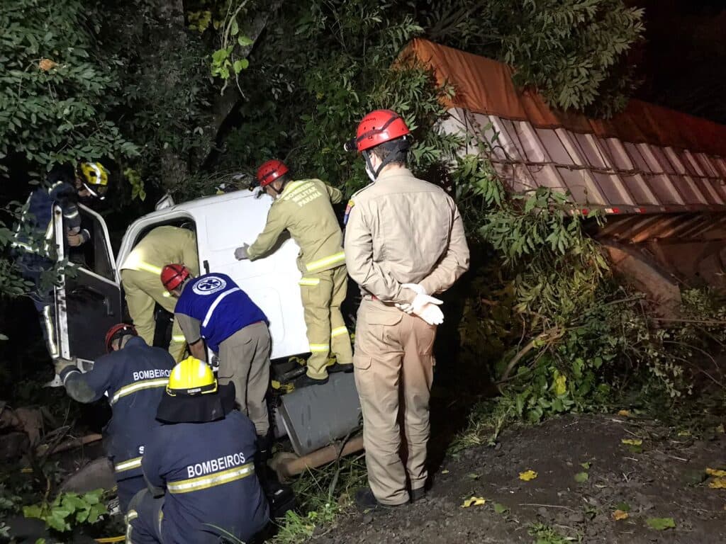 Caminhão bate em árvore e 2 pessoas ficam presas às ferragens