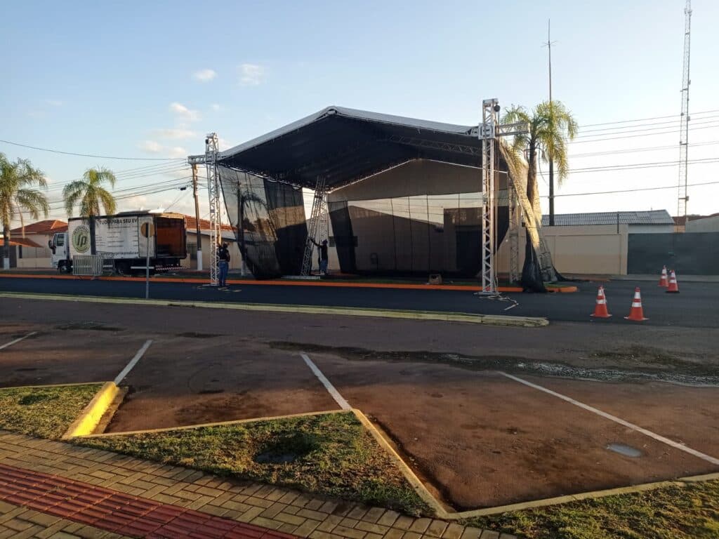 Carambeí comemora aniversário com show e festa pública