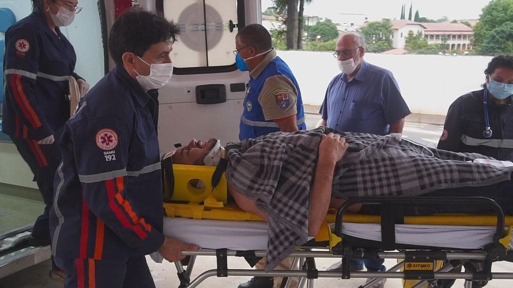 Homem cai de aproximadamente 6 metros de altura